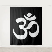 黒の上の白いオムシンボル タペストリー (正面)