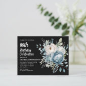 黒の上の青と白の花で80歳の誕生日をお祝い インビテーションポストカード (スタンド正面)