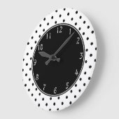 黒の中心と小さな黒の水玉模様白の背景 ラージ壁時計 (傾斜)
