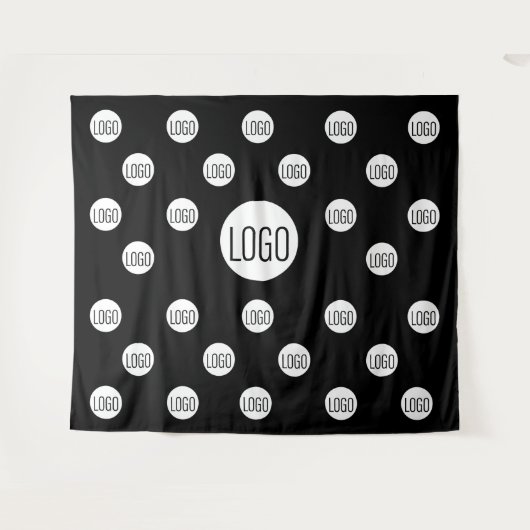 黒の会社用ステップ&リピートに白のロゴ タペストリー (正面(横))