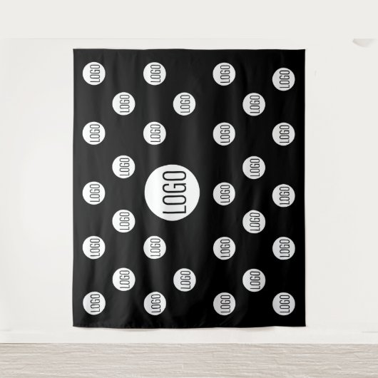 黒の会社用ステップ&リピートに白のロゴ タペストリー (正面)