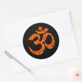 黒の傷付けられたオレンジヨガOmの記号 ラウンドシール (封筒)