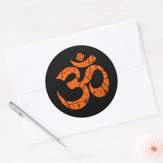 黒の傷付けられたオレンジヨガOmの記号 ラウンドシール (封筒)