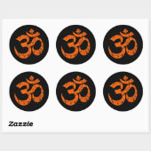 黒の傷付けられたオレンジヨガOmの記号 ラウンドシール (シート)