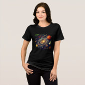 黒の半袖Tシャツに描かれたヴィーガンな宇宙 トライブレンドTシャツ (正面全面)