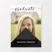 黒の卒業スクリプト 現代的な3枚の写真 三つ折り招待状 (カバー)