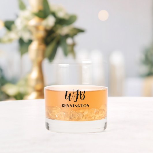 黒の様式化モノグラムと名前 ウイスキーグラス (インサイチュ (ウェディング))