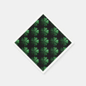 黒の濃い緑の輝くシャムロックパターン スタンダードカクテルナプキン (角)