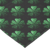 黒の濃い緑の輝くシャムロックパターン テーブルクロス (アングル)
