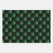黒の濃い緑の輝くシャムロックパターン ラッピングペーパーシート (正面)