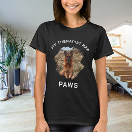 黒の犬の写真がプリントされた「私のセラピストは肉球を持っている」Tシャツ Tシャツ