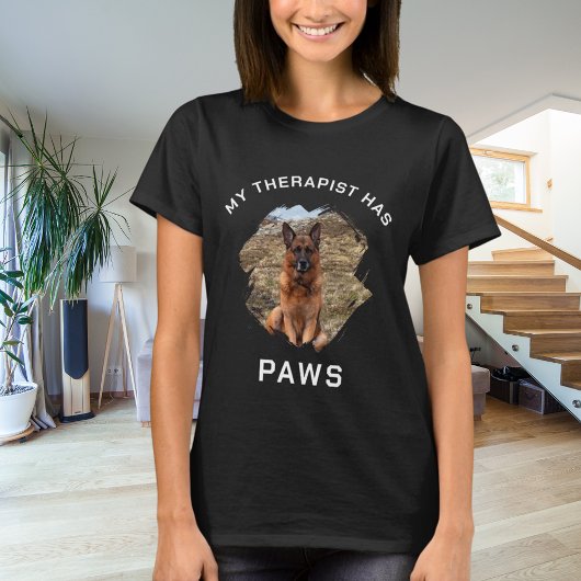 黒の犬の写真がプリントされた「私のセラピストは肉球を持っている」Tシャツ Tシャツ