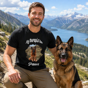 黒の犬の写真 "私のセラピストは肉球" Tシャツ