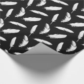 黒の白い羽のプリント ラッピングペーパー (角)