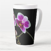 黒の穏やかな上に蘭のピンクの白淡い色の色 カフェラテマグ (右アングル)