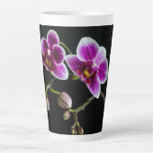 黒の穏やかな上に蘭のピンクの白淡い色の色 カフェラテマグ (正面)
