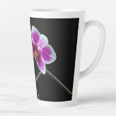 黒の穏やかな上に蘭のピンクの白淡い色の色 カフェラテマグ (右)