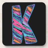 黒の背景にカラフルな多色の文字K（KayのK） コースター (正面)