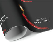 黒の背景にキャンドルの炎がくすぶる赤い唐辛子 ラッピングペーパー (ロールコーナー)