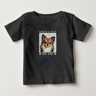 黒の背景に犬の足跡とペットの写真が入った「世界一の犬の父」デザイン ベビーTシャツ