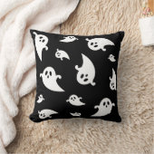 黒の背景に白い幽霊のシルエット ハロウィン クッション (ブランケット)