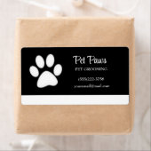  黒の背景に白い犬の足跡 - ペットグルーミングサービス  ビジネス ラベル (インサイチュ)