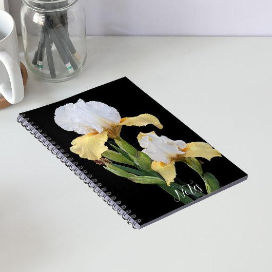 黒の背景に白と黄色のアヤメの花 ノートブック