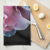 黒の豪華なピンクのバラ キッチンタオル (四つ折り)