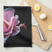 黒の豪華なピンクのバラ キッチンタオル (四つ折り)