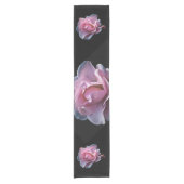 黒の豪華なピンクのバラ ショートテーブルランナー (正面)