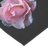 黒の豪華なピンクのバラ ショートテーブルランナー (コーナー)