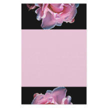 黒の豪華なピンクのバラ