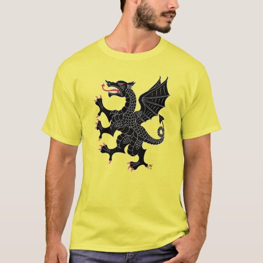 黒の躍動するドラゴン Tシャツ (正面)