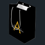 黒の金ゴールドモダンスクリプガーリートのモノグラム名 ミディアムペーパーバッグ<br><div class="desc">黒と金ゴールドシンプルスクリプトのモノグラム名抱き枕。これは、最高の甘い16歳の誕生日、結婚ブライダルシャワー、記念日、赤ちゃんシャワーまたはバチェロレッテ抱き枕を作る誰かがグラームの豪華さとシックなスタイルを愛する。</div>