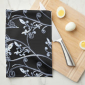 黒の青い銀製の花のつる植物 キッチンタオル (四つ折り)