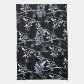 黒の青い銀製の花のつる植物 キッチンタオル (縦)