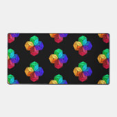 黒の3D明るいレインボーキューブ三角形 デスクマット (正面)