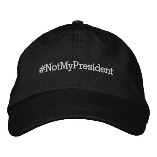 黒の#NotMyPresident、白い文字 刺繍入りキャップ (正面)