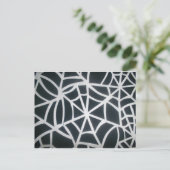 黒はっきりしたと白のクモの巣の幾何学的パターン ポストカード (スタンド正面)