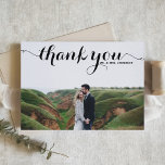 黒はっきりした書モダン写結婚の サンキューカード<br><div class="desc">写真サンキューカード | この感謝していカスタマイズ可能なサンキューカードで特別な日の一部として家族や友結婚人がいる。この写真サンキューカードはモダン書道を特徴とする。詳細を追加してパーソナライズこの写真の結婚サンキューカードは他のカードの在庫で入手できる。一致するアイテムが使用可能。</div>