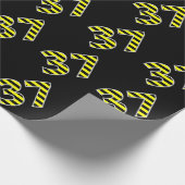 黒はっきりした色と黄ストライプ色の37イベント番号(誕生日) ラッピングペーパー (角)