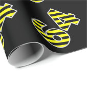 黒はっきりした色と黄ストライプ色の64イベント番号(誕生日) ラッピングペーパー (ロールコーナー)