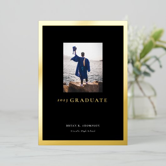 黒はっきりした金ゴールド枠卒業発表カード 箔招待状 (立ち正面)