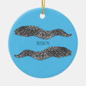 黒まだらウナギの漫画イラストレーション セラミックオーナメント (正面)