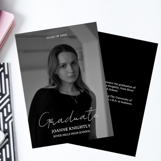 黒をテーマにしたスクリプトフォトの卒業への招待 案内状