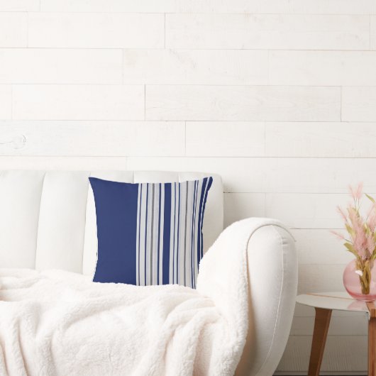 黒アクセントストライプの付きブルー&ホワイトクッション クッション (ソファ)