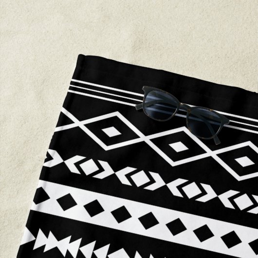 黒アステカ混合モチーフの白のパターン ビーチタオル (インサイチュ)