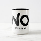 黒インクで書かれた"No"と面白いメッセージ ツートーンマグカップ (中央)
