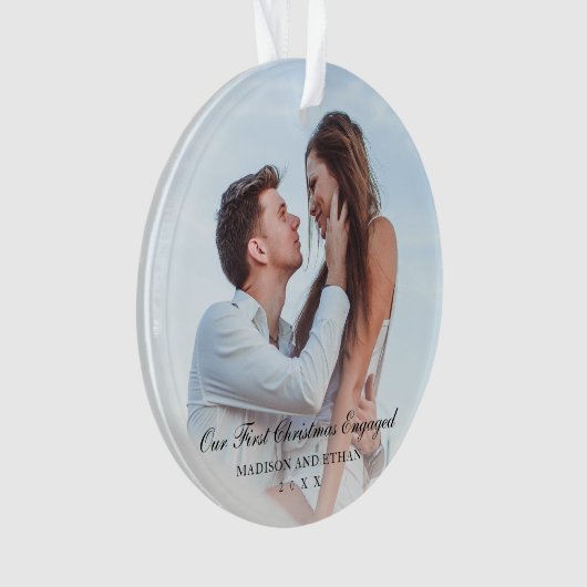 黒エレガントい私たちの初めてのクリスマスの婚約した写真 オーナメント (正面)