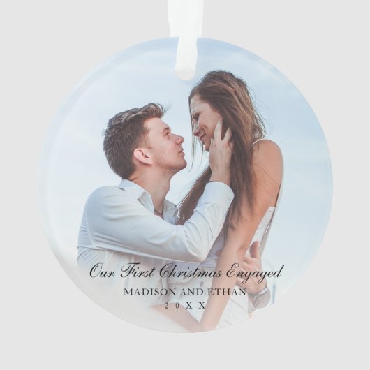 黒エレガントい私たちの初めてのクリスマスの婚約した写真 オーナメント (裏面)